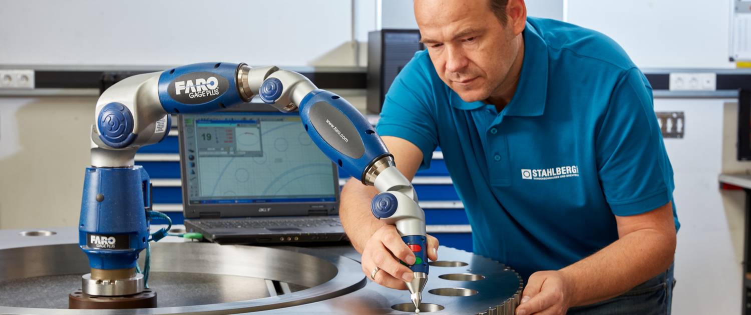 Präzise Wareneingangskontrolle mit Keyence XM-5000 – Stahlberg GmbH Ein Mitarbeiter der Stahlberg GmbH prüft ein Metallbauteil mit dem 3D-Messsystem Keyence XM-5000 – Symbolbild für präzise Wareneingangskontrolle, Qualitätssicherung und effiziente Prüfprozesse.