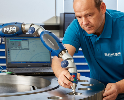 Präzise Wareneingangskontrolle mit Keyence XM-5000 – Stahlberg GmbH Ein Mitarbeiter der Stahlberg GmbH prüft ein Metallbauteil mit dem 3D-Messsystem Keyence XM-5000 – Symbolbild für präzise Wareneingangskontrolle, Qualitätssicherung und effiziente Prüfprozesse.