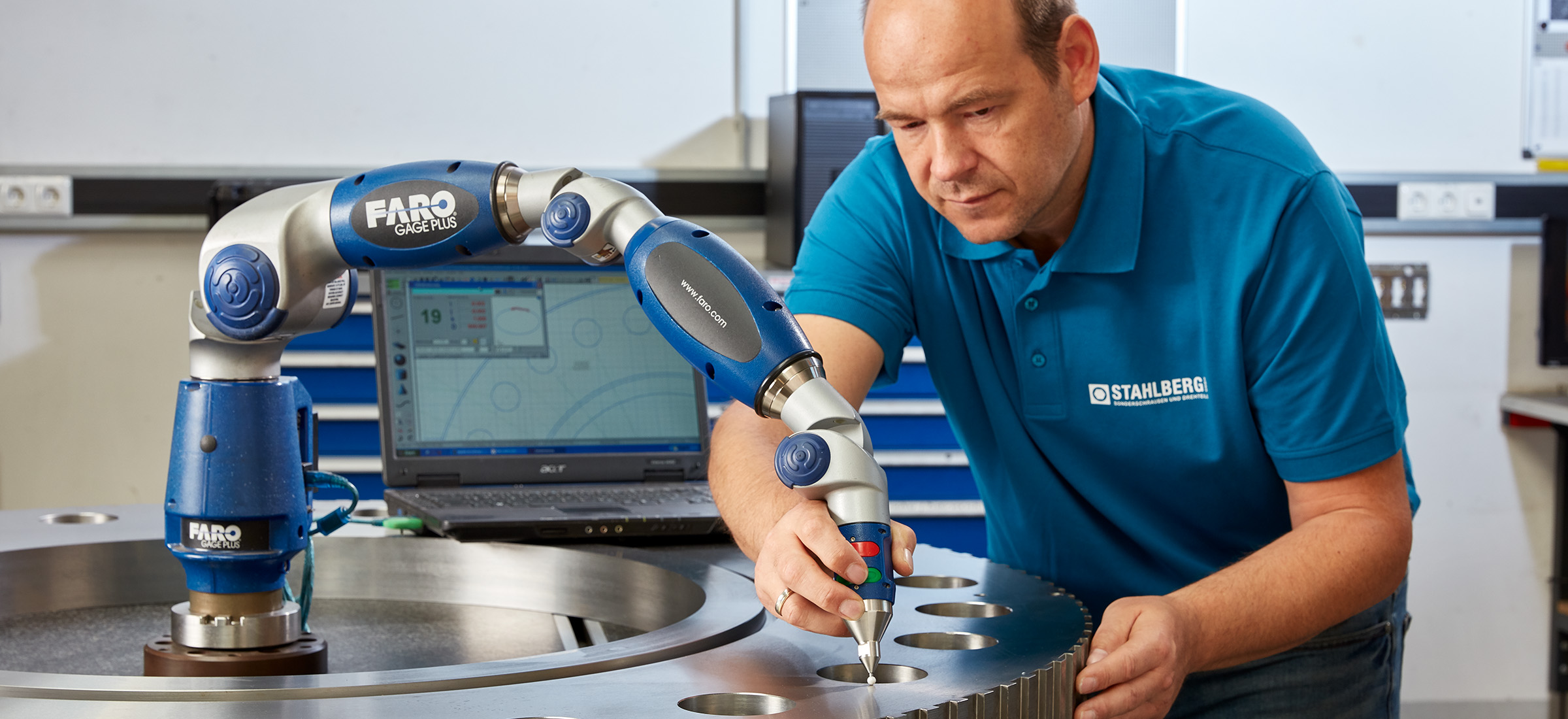 Präzise Wareneingangskontrolle mit Keyence XM-5000 – Stahlberg GmbH Ein Mitarbeiter der Stahlberg GmbH prüft ein Metallbauteil mit dem 3D-Messsystem Keyence XM-5000 – Symbolbild für präzise Wareneingangskontrolle, Qualitätssicherung und effiziente Prüfprozesse.
