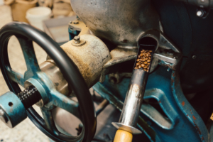 Verbindungselemente für Sondermaschinenbau in der Nahrungsmittelindustrie Kaffeebohnen werden in eine Verarbeitungsmaschine gefüllt – Symbolbild für Verbindungselemente im Sondermaschinenbau für die Nahrungsmittelindustrie.