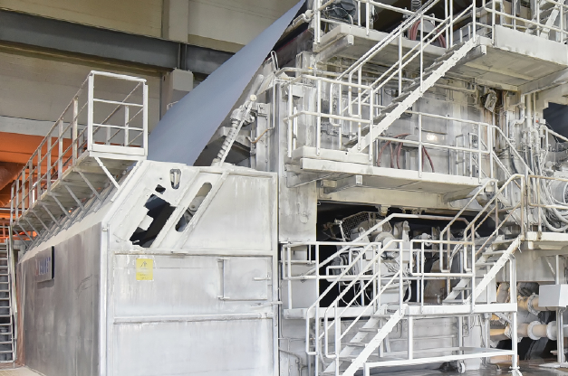Teilansicht Papiermaschine- Symbolbild für Sondermaschinenbau im Papiermaschinenbau Teilansicht einer Papiermaschine in industrieller Produktionshalle – Symbolbild für Verbindungselemente und Sonderlösungen der Stahlberg GmbH im Bereich Papiermaschinenbau
