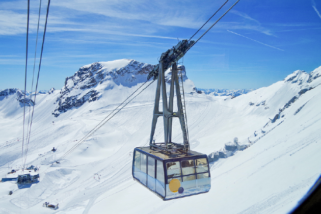 Speziallösungen für den Seilbahnbau Seilbahnkabine in winterlicher Berglandschaft – Symbolbild für technische Speziallösungen und Verbindungselemente der Stahlberg GmbH im Seilbahnbau