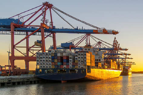 Sonderschrauben für hochbelastete Kräne Kräne einer Hafenanlage mit einem Containerschiff - Symbolbild für Sonderschrauben der Stahlberg GmbH für hochbelastete Krananlagen.