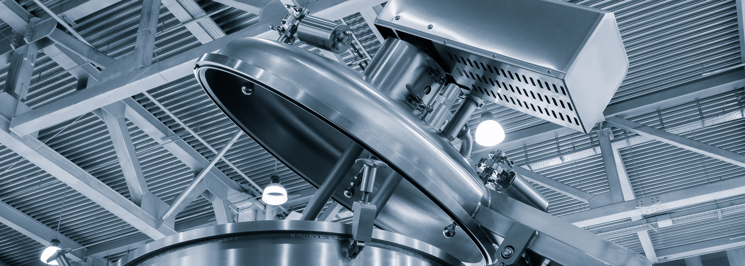 Offener Industriemischer – Symbolbild für Sondermaschinenbau in der Lebensmittelindustrie Geöffneter Deckel eines großformatigen Industriemischers in einer Produktionshalle – Symbolbild für Sondermaschinenbau und Anlagenkomponenten der Stahlberg GmbH im Bereich Lebensmittelindustrie