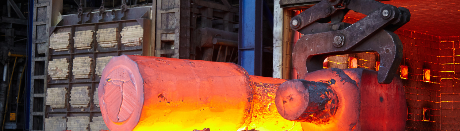 Sonderlösungen für Pressenbau und Schmiedetechnik Erhitztes Schmiedestück in einer Schmiedepresse – Symbolbild für Verbindungselemente und Sonderlösungen der Stahlberg GmbH im Pressenbau und in der Schmiedetechnik.