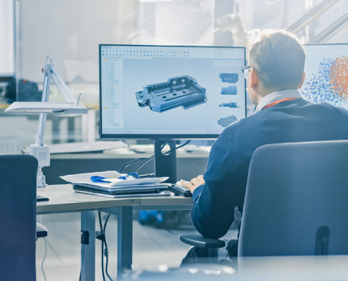 Ingenieur bei der CAD-Konstruktion am Arbeitsplatz Ingenieur am Computerarbeitsplatz bei der 3D-Konstruktion eines Bauteils – Symbolbild für Qualitätssicherungsvereinbarung und Projektabwicklung mit der Stahlberg GmbH