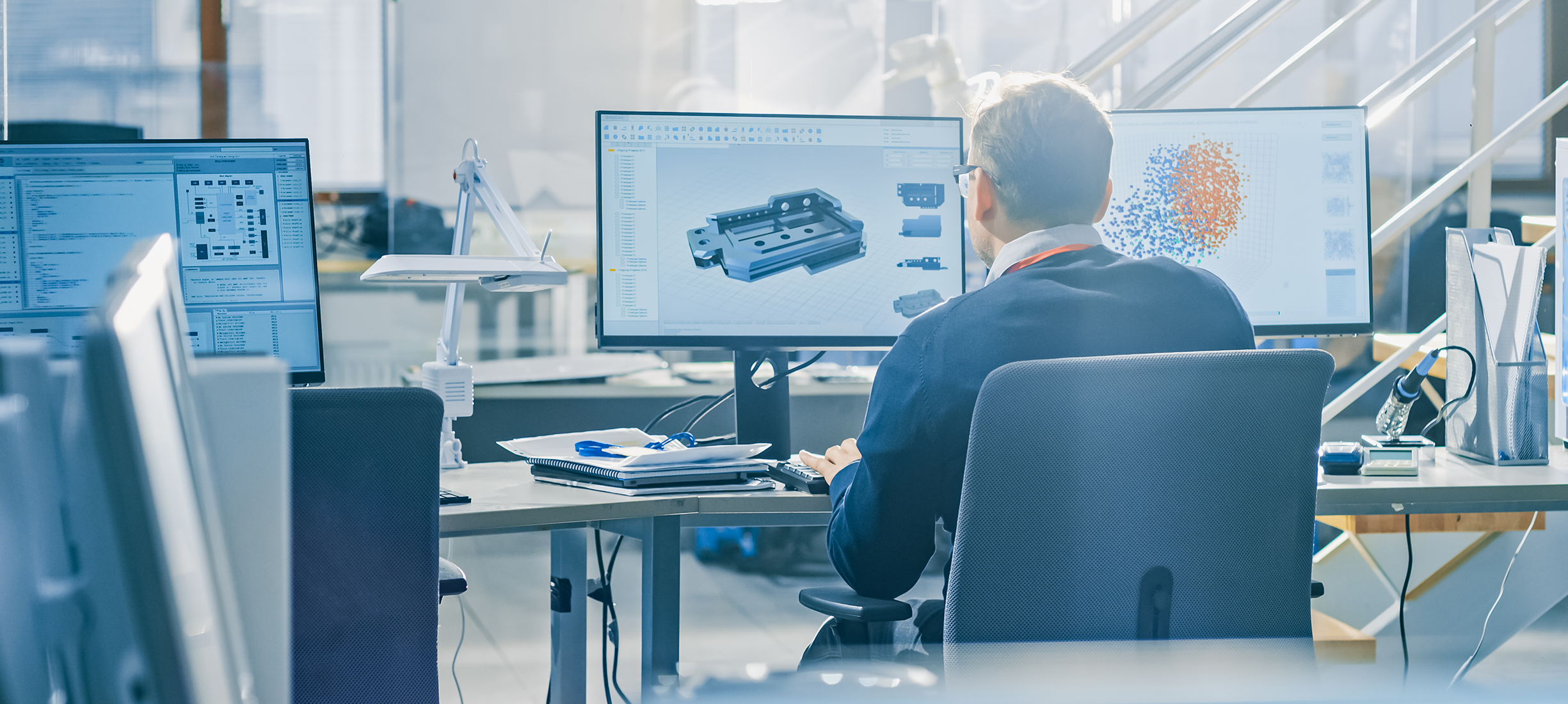 Ingenieur bei der CAD-Konstruktion am Arbeitsplatz Ingenieur am Computerarbeitsplatz bei der 3D-Konstruktion eines Bauteils – Symbolbild für Qualitätssicherungsvereinbarung und Projektabwicklung mit der Stahlberg GmbH