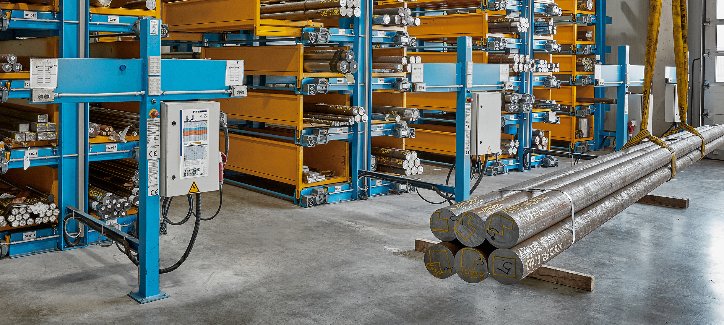 Lager1 – Sonderstähle bei Stahlberg Schwerlast-Lagerregal der Stahlberg GmbH mit über 800 Tonnen geprüften Sonderstählen – effiziente Materialbevorratung und sichere Lagerlogistik für stabile Lieferketten.