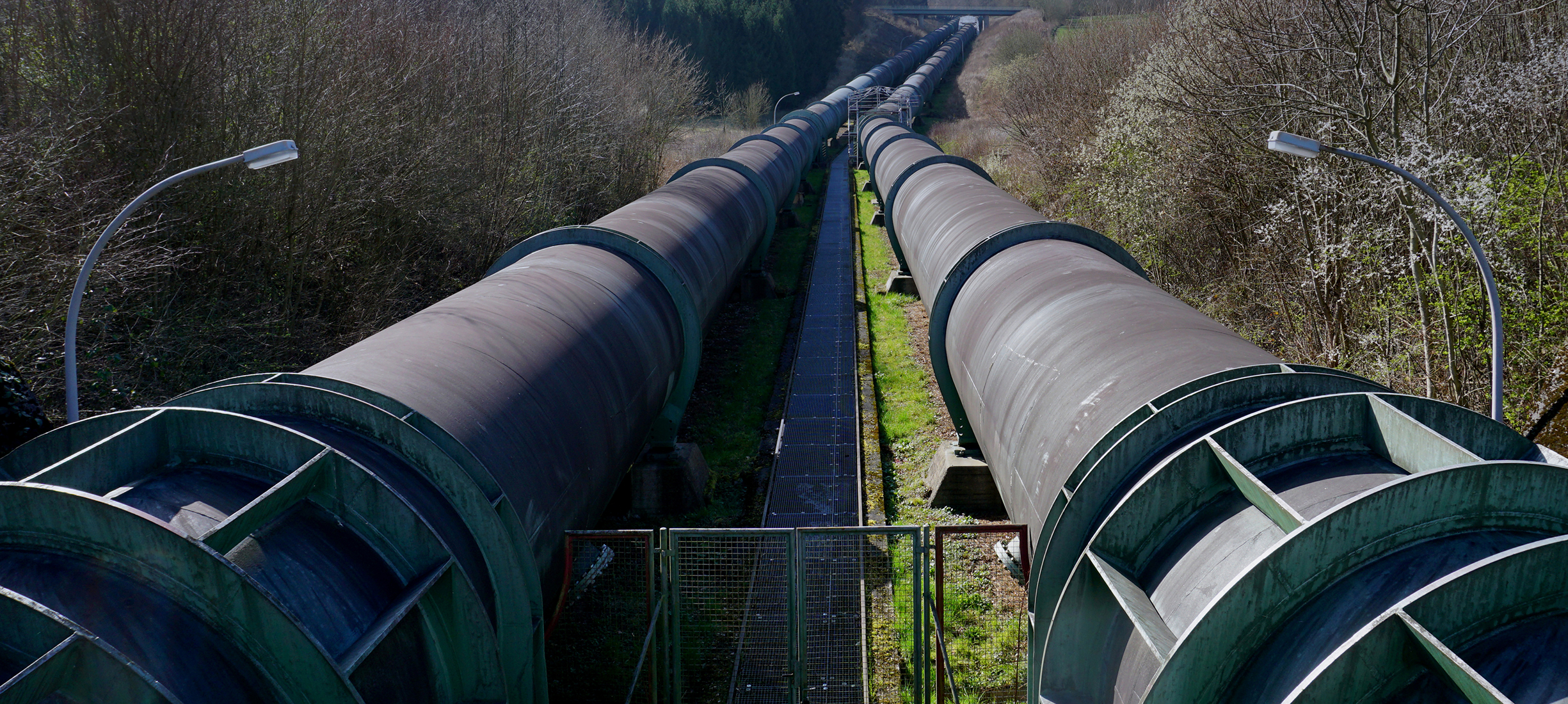 Verbindungstechnik im Rohrleitungs- und Pumpenbau Druckrohrleitungen des Pumpspeicherkraftwerks Erzhausen bei Kreiensen – Symbolbild für belastbare Verbindungselemente und Verbindungstechnik der Stahlberg GmbH im Rohrleitungsbau