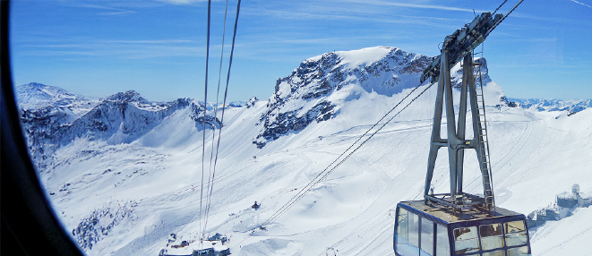 Speziallösungen für den Seilbahnbau Seilbahnkabine in winterlicher Berglandschaft – Symbolbild für technische Speziallösungen und Verbindungselemente der Stahlberg GmbH im Seilbahnbau.