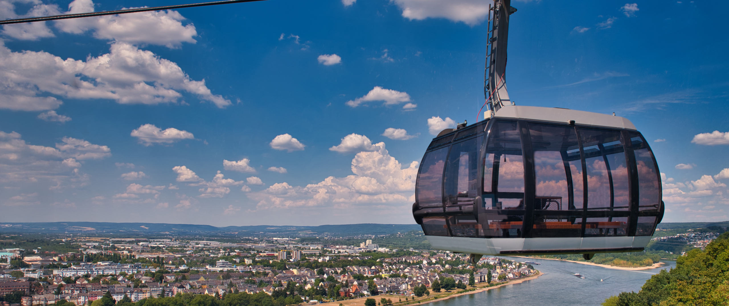 Speziallösungen für den Seilbahnbau Seilbahnkabine über dem Rhein bei Koblenz – Symbolbild für technische Speziallösungen und Verbindungselemente der Stahlberg GmbH im Seilbahnbau.