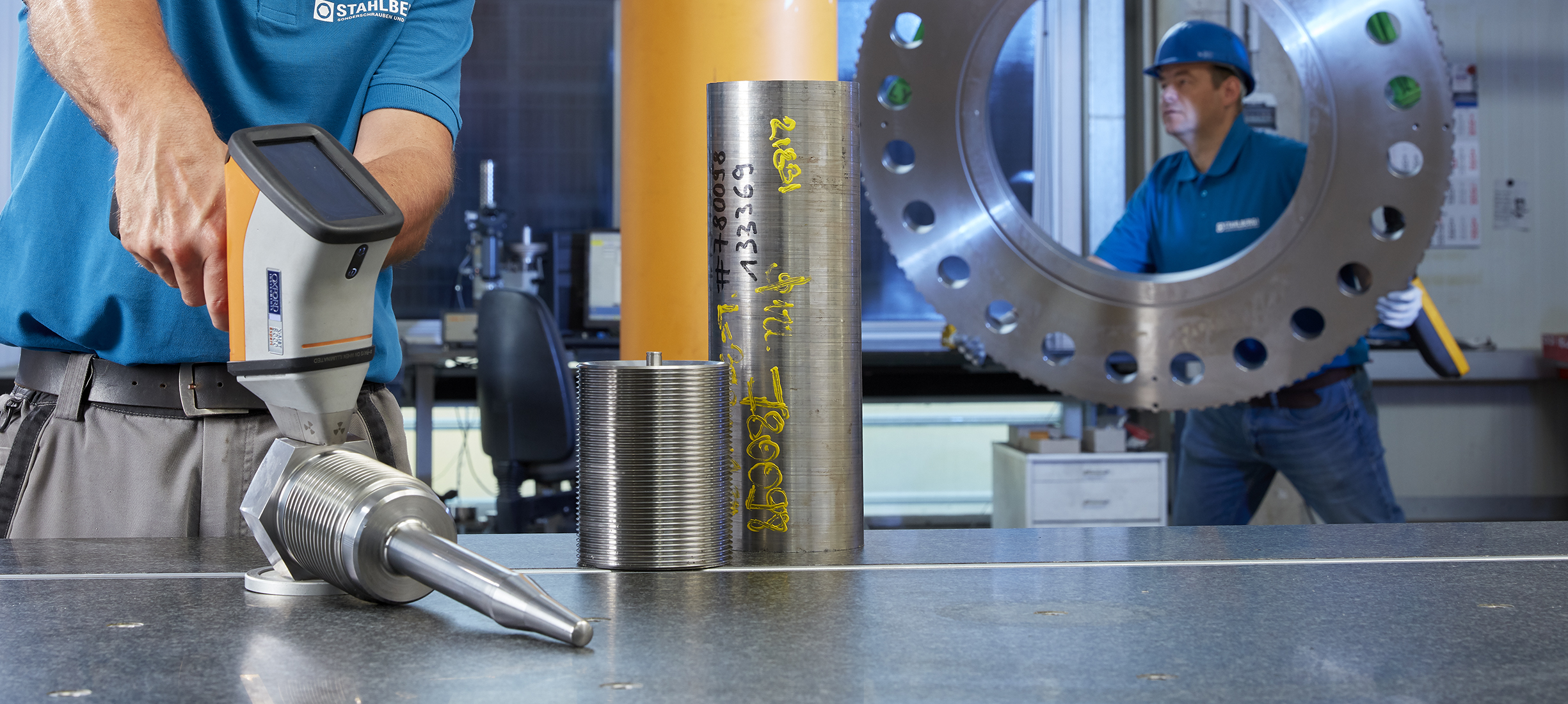 Materialprüfung und Qualitätssicherung bei Stahlberg Mitarbeiter der Stahlberg GmbH bei der Materialprüfung von Metallbauteilen – Symbolbild für Qualitätssicherung, Präzision und zuverlässige Prüfverfahren.