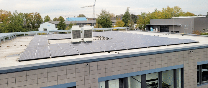 Photovoltaik-Anlage auf unserem Dach – Stahlberg nutzt aktiv erneuerbare Energien Großflächige Photovoltaik-Anlage auf dem Dach der Stahlberg GmbH in Langenfeld – Beispiel für den aktiven Einsatz erneuerbarer Energien im Unternehmen.