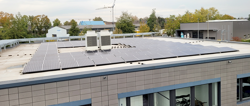 Photovoltaik-Anlage auf unserem Dach – Stahlberg nutzt aktiv erneuerbare Energien Großflächige Photovoltaik-Anlage auf dem Dach der Stahlberg GmbH in Langenfeld – Beispiel für den aktiven Einsatz erneuerbarer Energien im Unternehmen.
