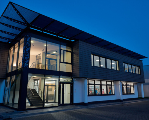 Stahlberg-Firmengebäude bei Nacht Firmensitz der Stahlberg GmbH in Langenfeld bei Nacht – Symbolbild für Qualitätssicherungsvereinbarungen, dokumentierte Prüfprozesse und geprüfte Lieferqualität.