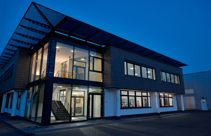Stahlberg-Firmengebäude bei Nacht Firmensitz der Stahlberg GmbH in Langenfeld bei Nacht – Symbolbild für Qualitätssicherungsvereinbarungen, dokumentierte Prüfprozesse und geprüfte Lieferqualität.