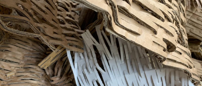 Füllmaterial aus Verpackungsresten - sinnvolle Wiederverwendung von Ressourcen bei Stahlberg Gitterförmig geschlitztes Füllmaterial aus Kartonagenresten als – Symbolbild für die nachhaltige Wiederverwendung von Verpackungsmaterial bei Stahlberg.